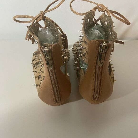 SamāEdelmanā
SpikedĀ Sandalā
Booties - Picture 5 of 9